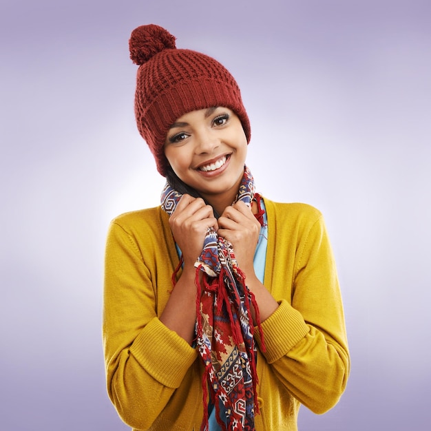 Aquecendo o inverno Retrato recortado de uma jovem posando em roupas de inverno