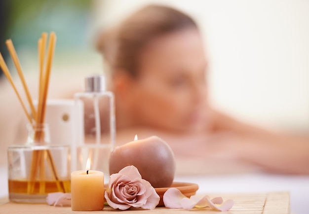 Aquecendo-se no brilho de sua massagem de uma mulher madura relaxando em uma mesa de massagem em um spa diurno