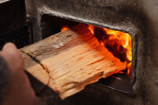 Aquecimento da casa no inverno queimando lenha em caldeira de combustível sólido