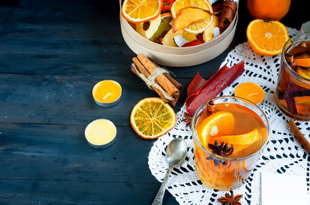 Foto aquecimento de chá de laranja e frutas secas