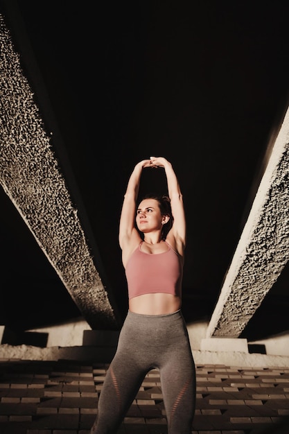 Aquecimento do modelo feminino antes da corrida