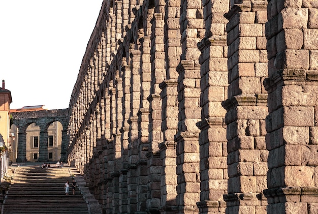 Aqueduto de Segóvia e escada com pessoas de turismo