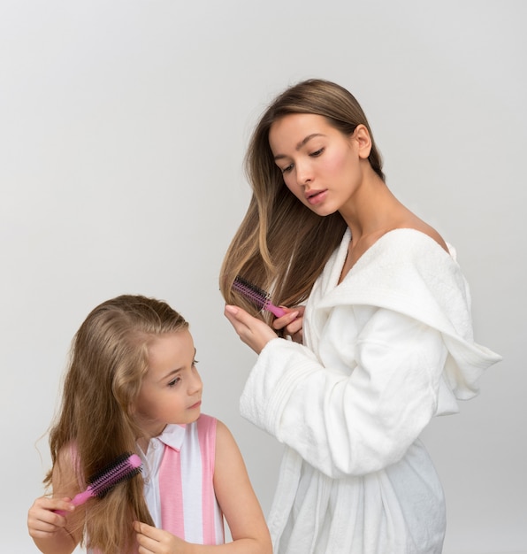 Aqueles doces momentos de mãe e filha se preparando