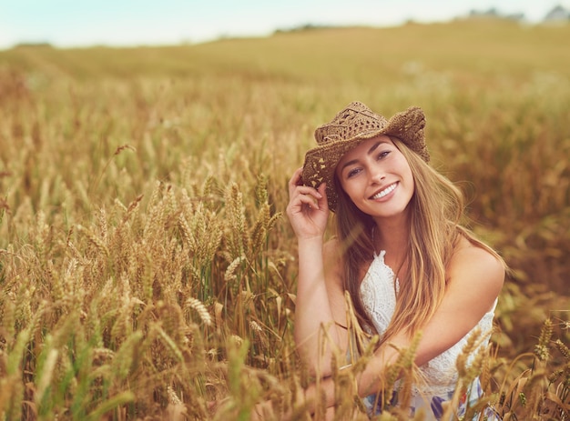 Foto aqui é onde eu pertenço foto recortada de uma jovem em um campo de trigo