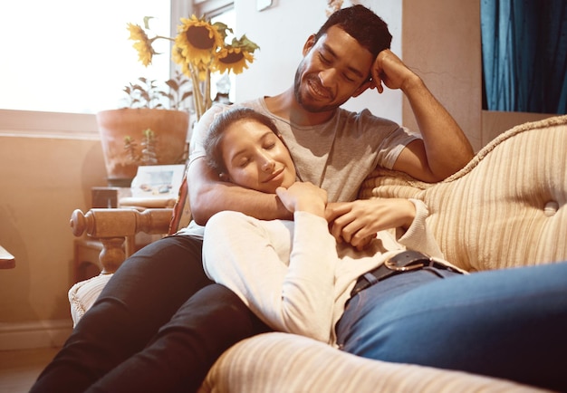 Aquí es donde quiero estar Fotografía de una pareja cariñosa pasando tiempo de calidad juntos en casa