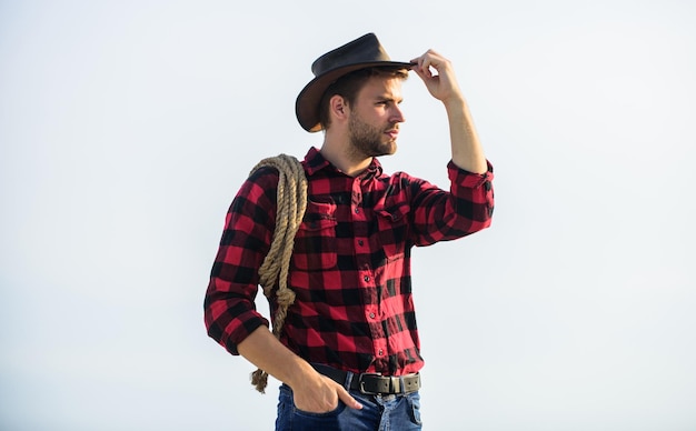 Aquí está mi camisa a cuadros de hombre de corazón en el rancho vaquero occidental retrato vaquero con cuerda de lazo Rodeo del salvaje oeste occidental Hombre pensativo con sombrero relajarse Hombre de estilo vintage Vaquero retro del lejano oeste