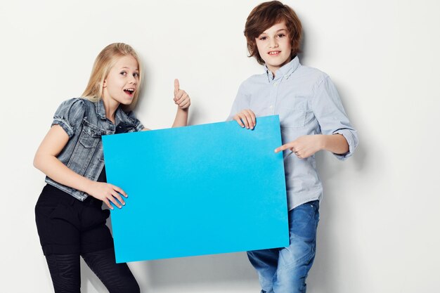 Aquí está la respuesta perfecta Foto de dos niños pequeños sosteniendo espacio de copia