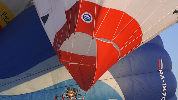 Aquí puede ver una toma detallada de un globo aerostático que se infla con el aire caliente.