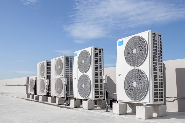 Ar condicionado HVAC no telhado de um edifício industrial