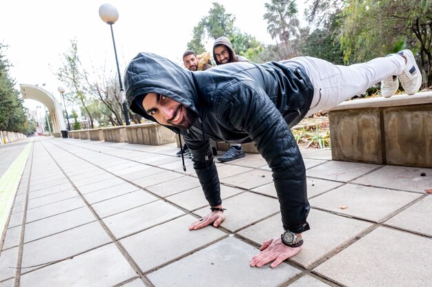 Un árabe musulmán haciendo flexiones en el campus.