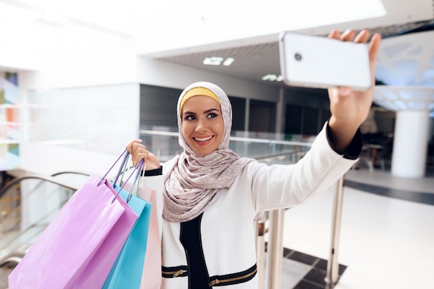 Araber nimmt Selfie in der modernen Mall.