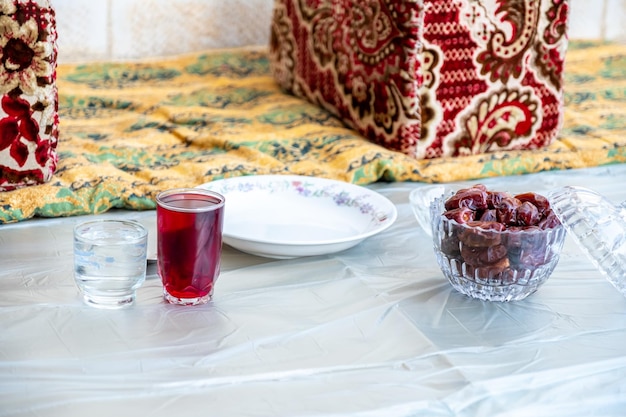 Araber sitzen mit Datteln und Wasser und Saft und bereiten sich auf den Iftar vor