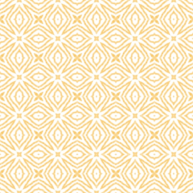 Arabesque patrón dibujado a mano amarillo simétrico