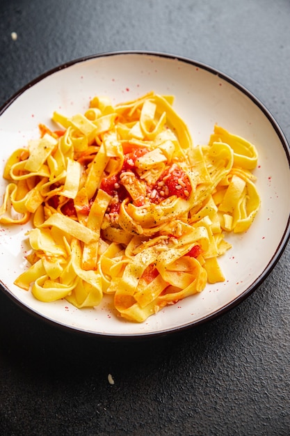 Arabiata macarrão tomate molho vegetal tagliatelle ou linguini refeição lanche na mesa copie espaço