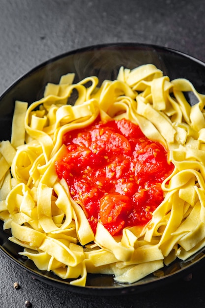 Arabiata pasta tomate salsa de verduras tallarines o linguini comida bocadillo en el espacio de copia de mesa