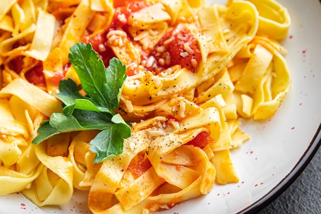 Arabiata pasta tomate salsa de verduras tallarines o linguini comida bocadillo en el espacio de copia de mesa