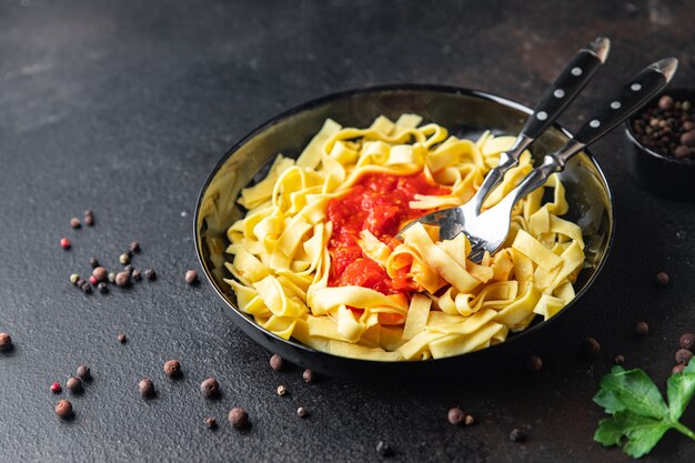 Arabiata Pasta Tomaten-Gemüse-Sauce Tagliatelle oder Linguini Mahlzeit Snack auf dem Tisch Kopie Raum