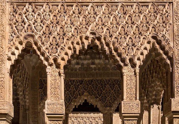 Arabisch eingeschriebene sich wiederholende Bögen im Alhambra-Palast Granada