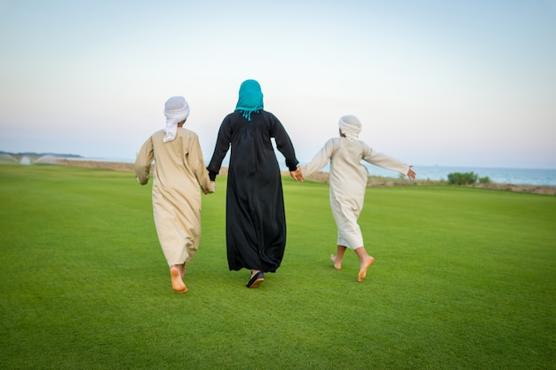 Arabische Familie auf grüner Wiese in der Natur