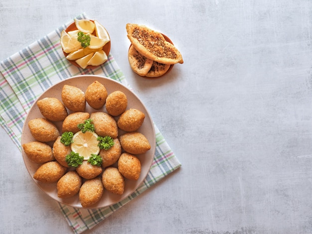 Arabische Fleisch Vorspeise Kibbeh. Traditionelles arabisches Kibbeh mit Lamm und Pinienkernen.