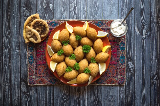 Arabische Fleisch Vorspeise Kibbeh. Traditionelles arabisches Kibbeh mit Lamm und Pinienkernen.