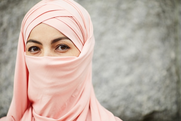Arabische Frau, die Hijab trägt