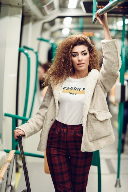 Foto arabische frau in der u-bahn. arabisches mädchen in freizeitkleidung.