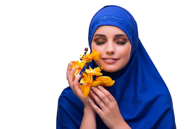 Arabische Frau mit der Orchideenblume lokalisiert auf Weiß