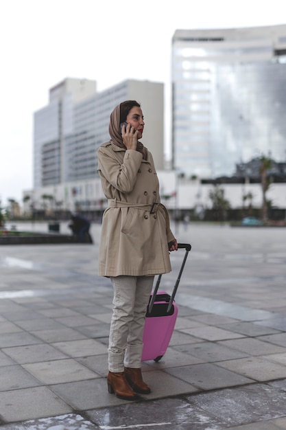 Arabische Frau mit Hijab am Telefon