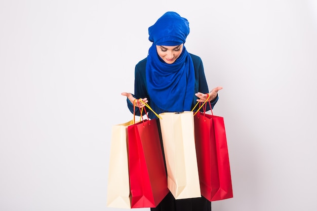 Arabische Frauen mit Einkaufstasche im Studio