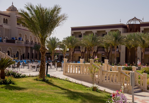 Arabische Gebäude mit Palmen im Hotel