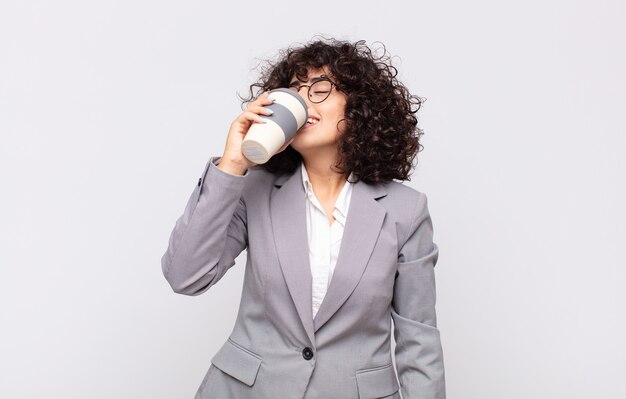 Arabische hübsche Frau mit einem Kaffee zum Mitnehmen.