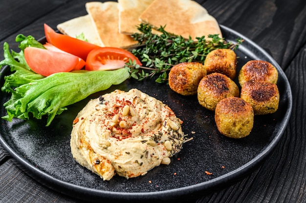 Arabische Küche Hummus Kichererbse, Falafel, Fladenbrot und frisches Gemüse.