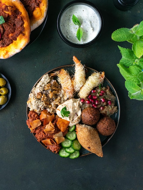 Arabische Küche Traditionelle Gerichte aus dem Nahen Osten und verschiedene Mezze oder Meze