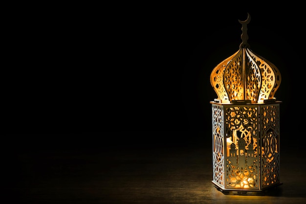 Arabische Laterne leuchtet auf dunklem Hintergrund