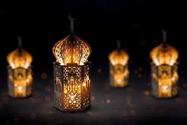 Arabische Laterne leuchtet auf dunklem Hintergrund