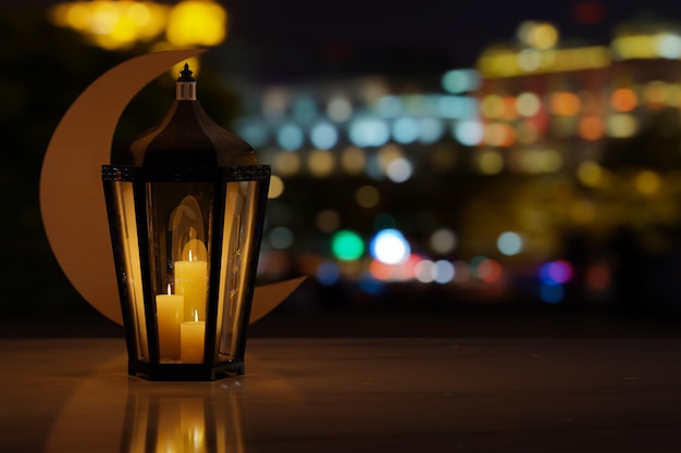 Arabische Laterne mit brennenden Kerzen, die mit Halbmond in der Nacht leuchten, goldenes Bokeh 3D-Rendering