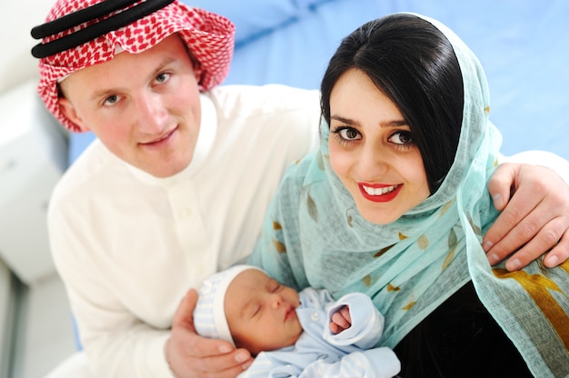 Arabische moslemische Paare mit neuem Baby zu Hause