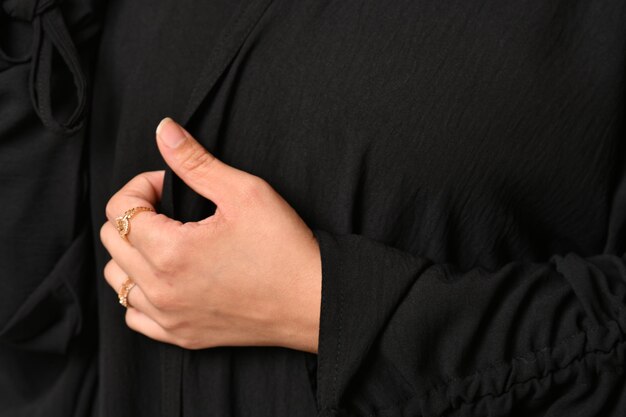 Arabische muslimische Frau in stilvoller Abaya