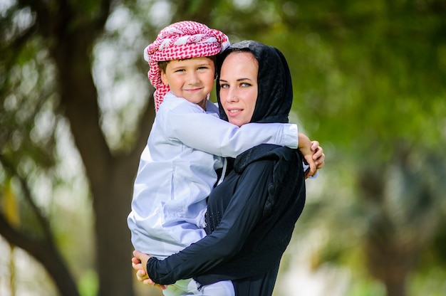 Arabische Mutter und Sohn