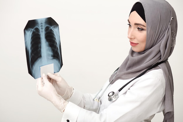 Arabische Ärztin mit Lungenröntgenaufnahme, Kopierraum