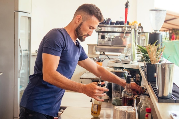 Arabischer Barkeeper macht frischen Cocktail für die Dame