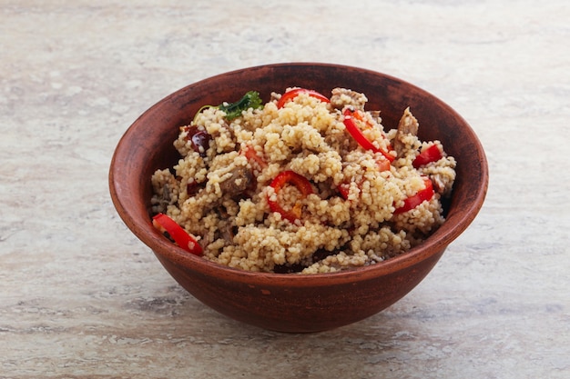 Arabischer Cous Cous mit Fleisch, Kräutern und Tomaten