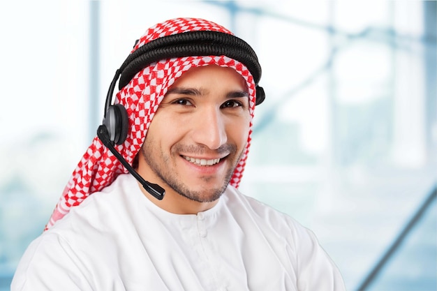 Arabischer Geschäftsmann, der Kaffee in seinem Büro trinkt