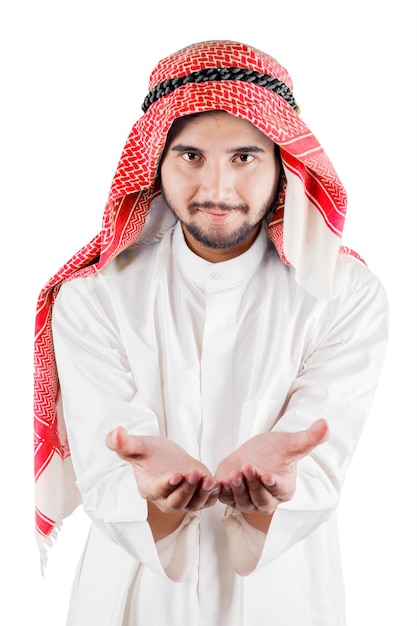 Arabischer Geschäftsmann hält etwas an seinen Händen