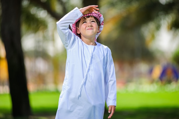 Arabischer Junge im Park.