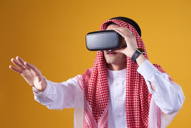 Arabischer Mann, der in der virtuellen Realität lokalisiert aufwirft.