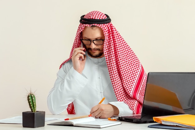 Arabischer Mann, Geschäftsmann, telefonieren. Investitionen, Geschäfte, Arbeiten über das Internet, Online-Verträge.