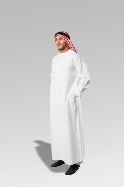 Arabischer Mann in einem traditionellen formellen Thob