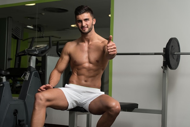 Arabischer Mann zeigt Daumen hoch im Fitnessstudio